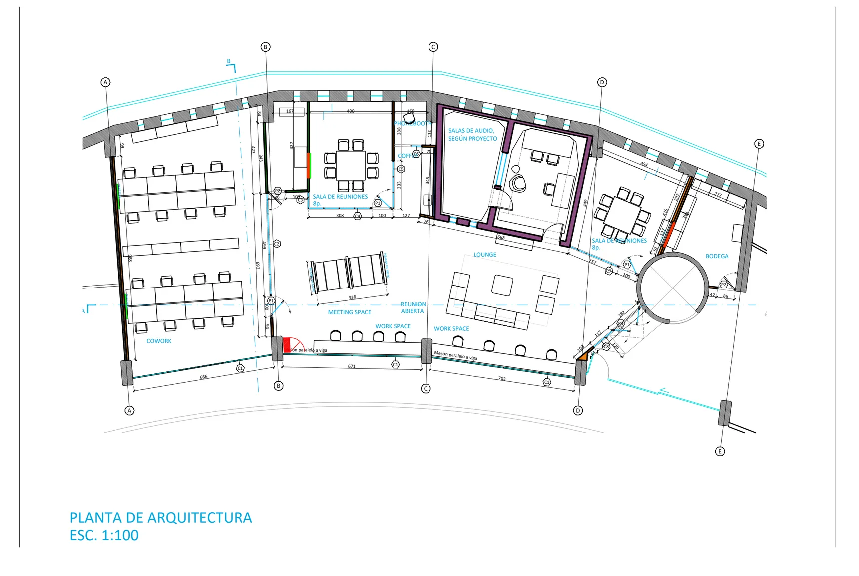 Planta de arquitectura del cowork a escala 1:100, con puestos de trabajo, salas de reunión y work space.